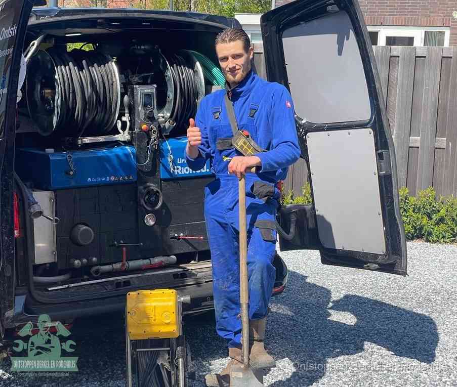 Een tevreden monteur met opgestoken duim na een geslaagde klus, slim ingrijpen bespaart kosten bij een verstopte wc in Berkel en Rodenrijs