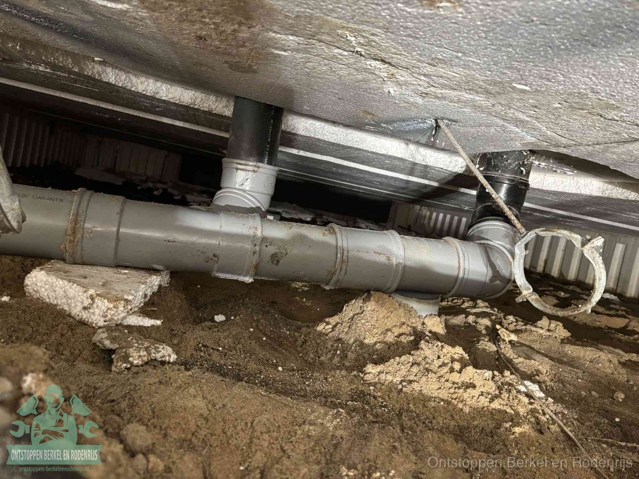 PVC-buizen in de kruipruimte van een gemengd of gescheiden rioolstelsel in Berkel en Rodenrijs