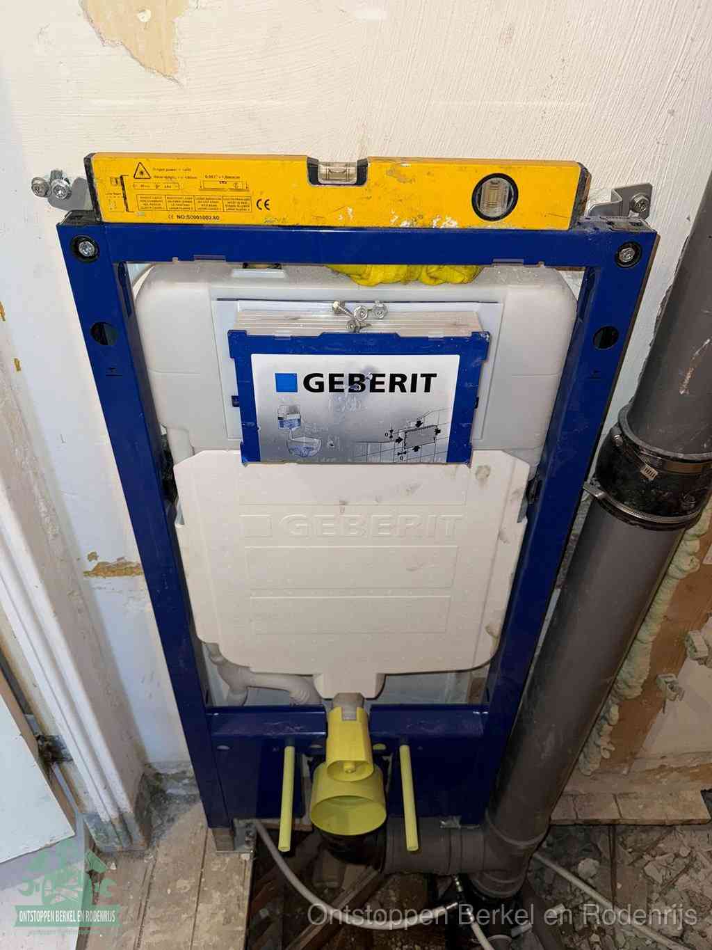 Een Geberit inbouwreservoir met frame voor een hangtoilet tegen de wand, met de afvoerbocht naar de vloer, kenmerkend voor een verstopt hangtoilet in Berkel en Rodenrijs