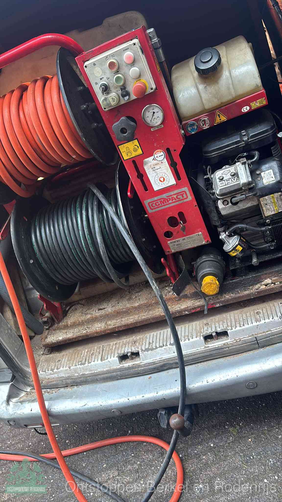 Een rood hogedruk-rioolreinigingstoestel in de laadbak van de bedrijfsbus, apparatuur voor een hardnekkige afvoerverstopping in Berkel en Rodenrijs