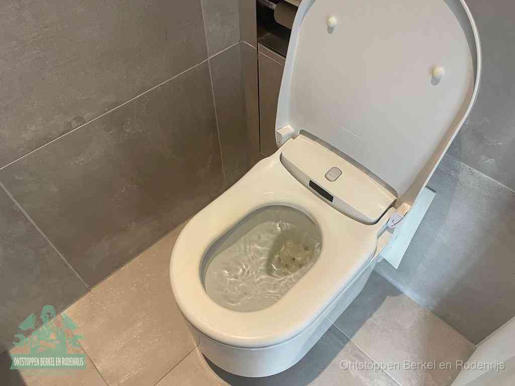 Een toiletpot vol troebel water met drijvend papier en restanten, de meest voorkomende oorzaak van een verstopte wc in Berkel en Rodenrijs