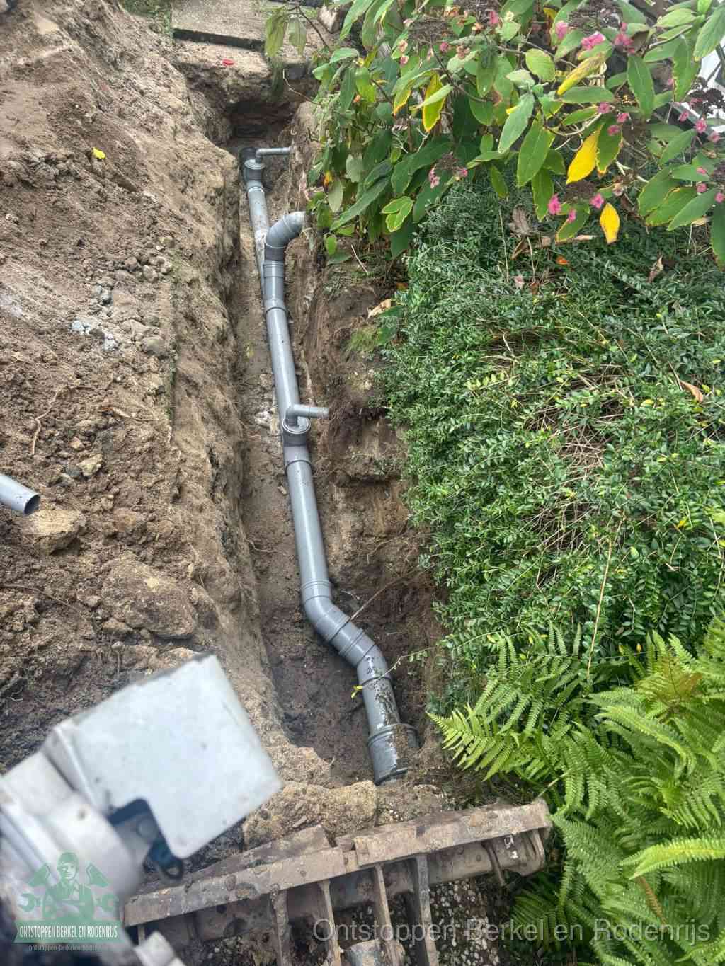 Open sleuf met nieuwe PVC-buizen, riool repareren en vervangen in Berkel en Rodenrijs
