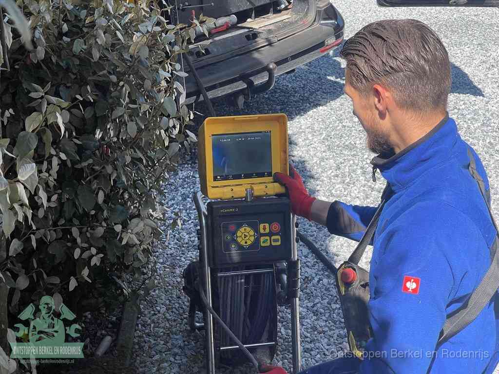 Monteur bedient een rioolinspectiecamera met monitor voor rioolinspectie in Berkel en Rodenrijs
