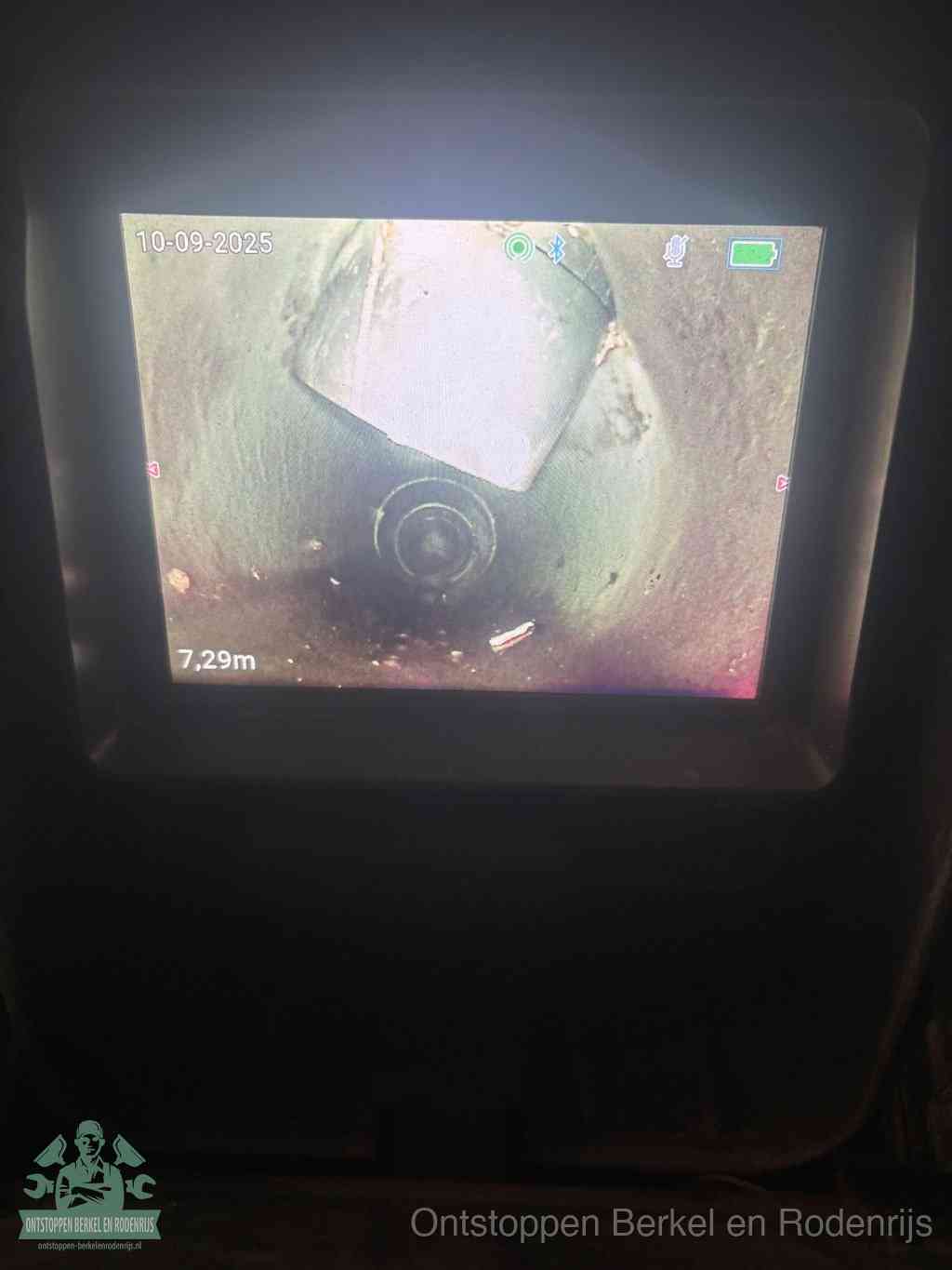 Camerabeeld van een verzakte rioolbuis diep onder de grond, een rioolverzakking in Berkel en Rodenrijs
