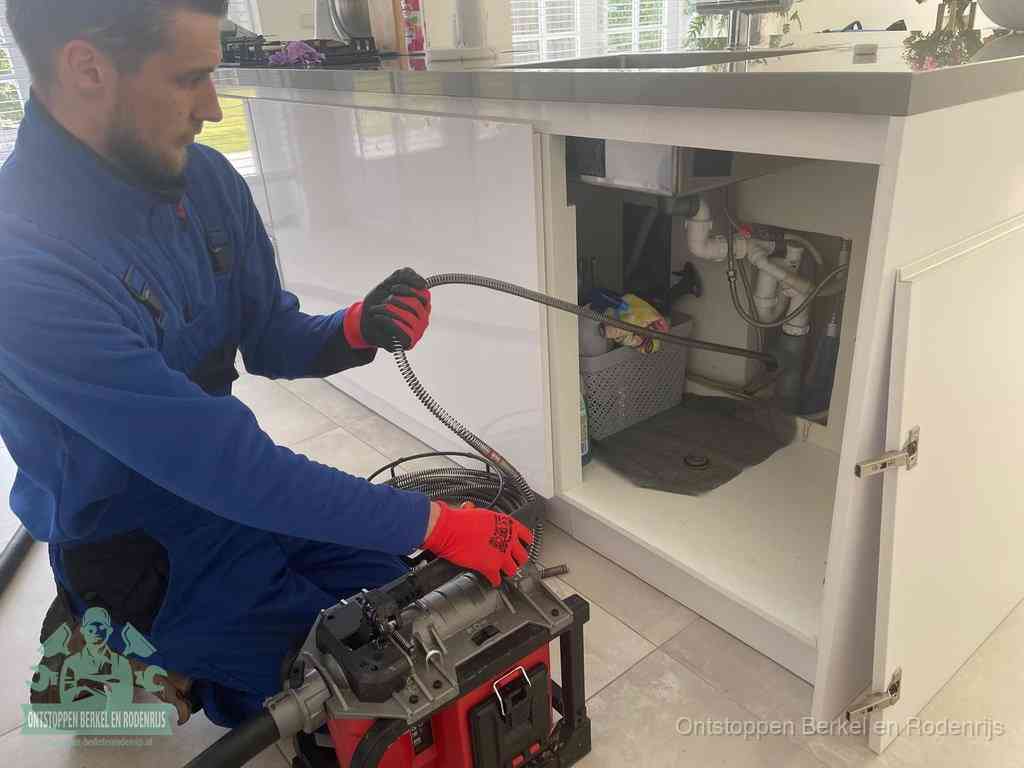Een monteur reinigt de keukenafvoer grondig met een veermachine om terugkerende gootsteenverstoppingen te voorkomen in Berkel en Rodenrijs