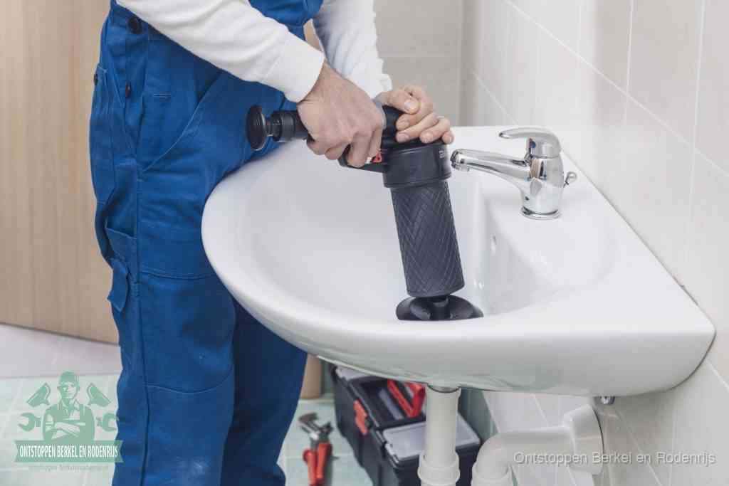 Een te ruwe doe-het-zelf poging met een hand-pomp op de afvoer van een badkamer-wastafel, een van de veelgemaakte fouten bij afvoer ontstoppen in Berkel en Rodenrijs