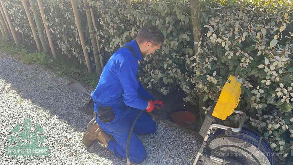 Monteur aan het werk bij een rioolput, de werkwijze voor riool ontstoppen in Berkel en Rodenrijs
