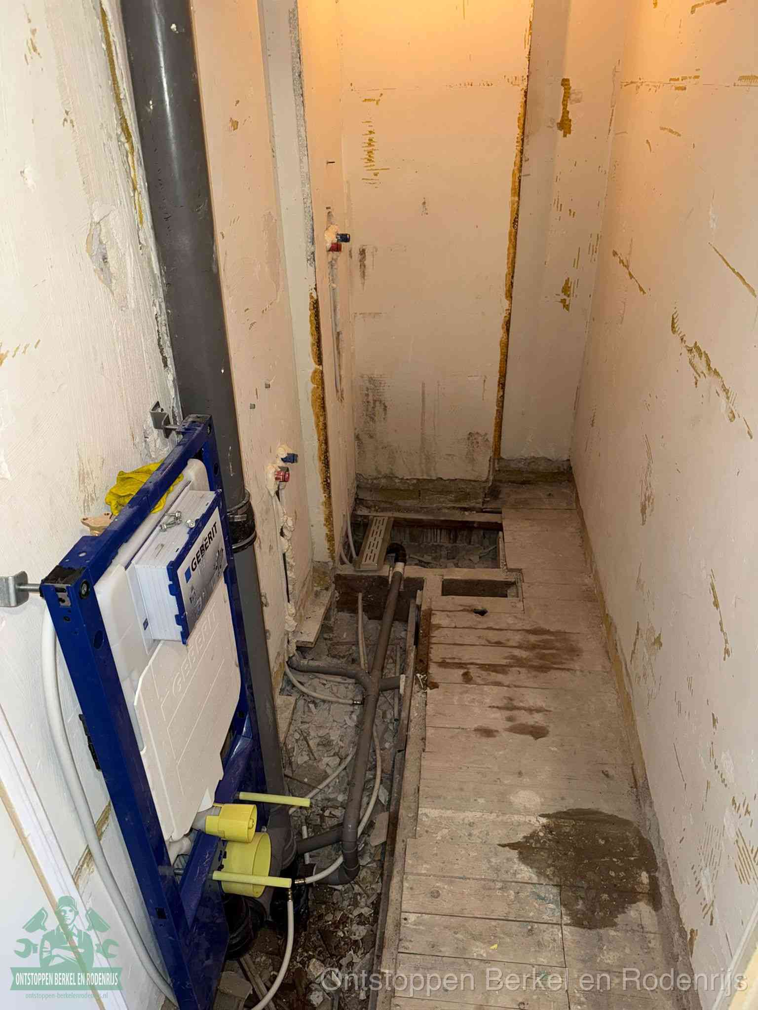 Een opgebroken toiletruimte tijdens renovatie met een Geberit inbouwreservoir en blootliggende oude afvoerleidingen, typisch voor oudere woningen in Berkel en Rodenrijs