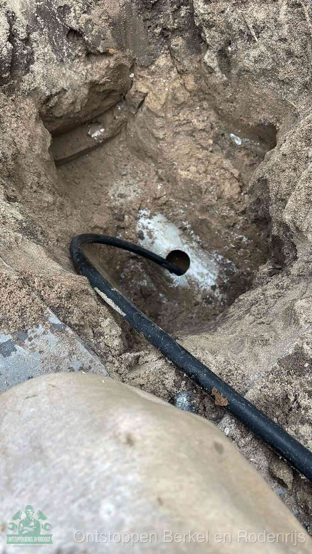 Uitgegraven rioolbuis in de grond, hulp om zelf het riool te ontstoppen in Berkel en Rodenrijs